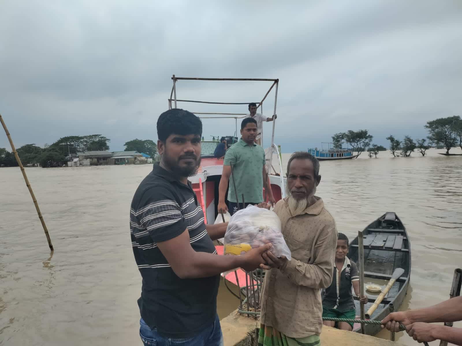 শীতলক্ষ্যা ওয়েল ফেয়ার ফাউন্ডেশনের ত্রাণ বিতরণ
