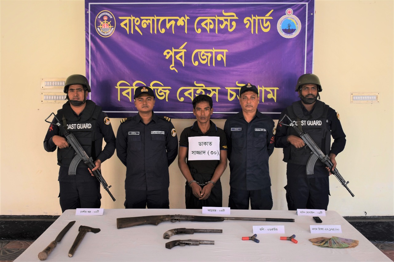 অস্ত্র ও গুলিসহ ডাকাত গ্রেফতার