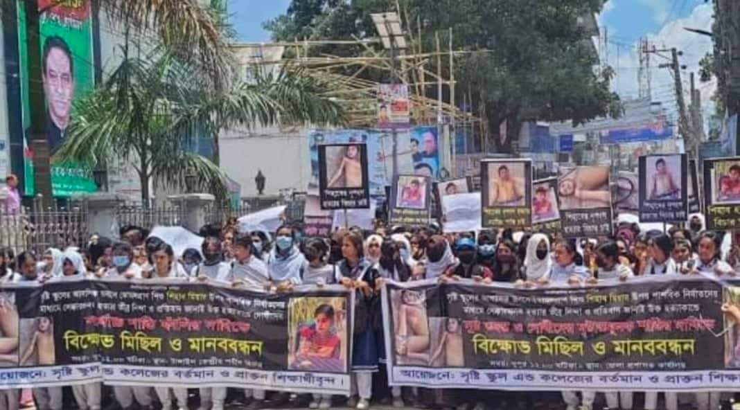শিহাব হত্যাকাণ্ডে উত্তাল হয়ে উঠে টাঙ্গাইল শহর।