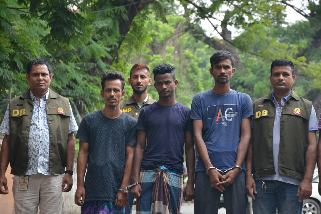 ট্রাফিক লেজার লাইট ব্যবহার করে ডাকাতি