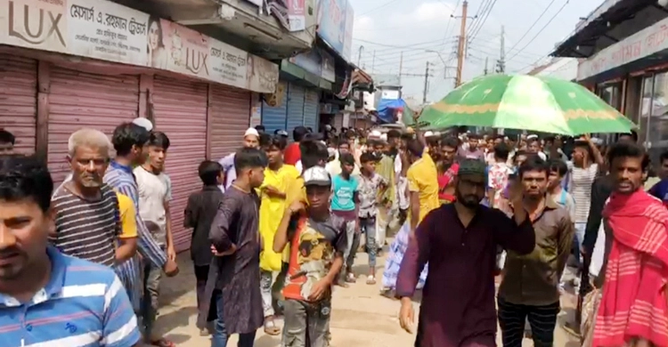 পুলিশের উপর চড়াও মুসল্লিরা