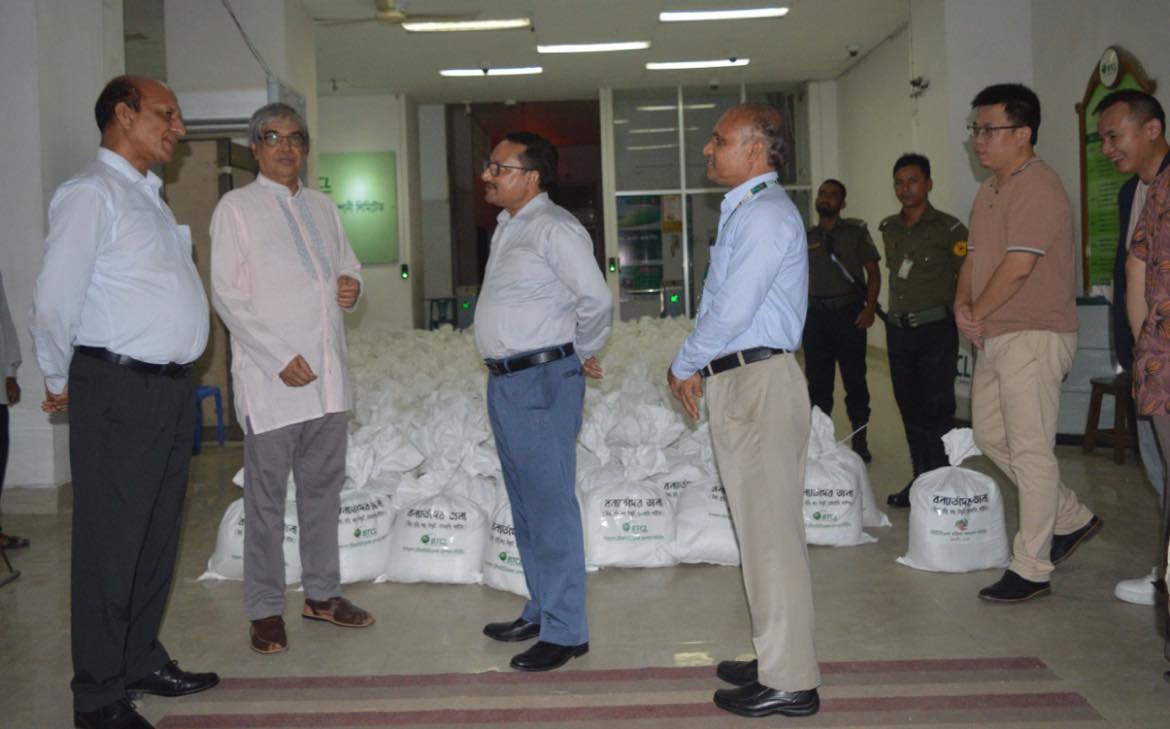 বন্যাদুর্গত এলাকায় ত্রানবিতরণে টেলিযোগাযোগ বিভাগের উদ্যোগ