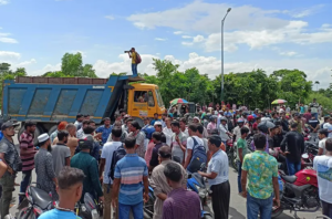 অবরোধকারী মোটরসাইকেল আরোহীদের সরিয়ে টহল দিচ্ছে সেনাবাহিনী