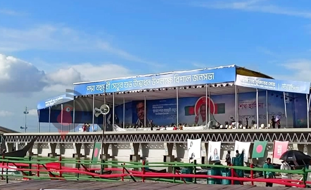 প্রধানমন্ত্রীর জনসভা মঞ্চ সেজেছে পদ্মা সেতুর আদলে