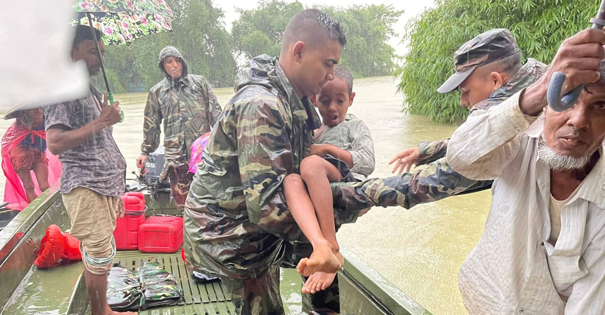 বন্যা : চারিদিকে সেনাবাহিনীর প্রশংসা