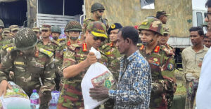 বন্যা : চারিদিকে সেনাবাহিনীর প্রশংসা