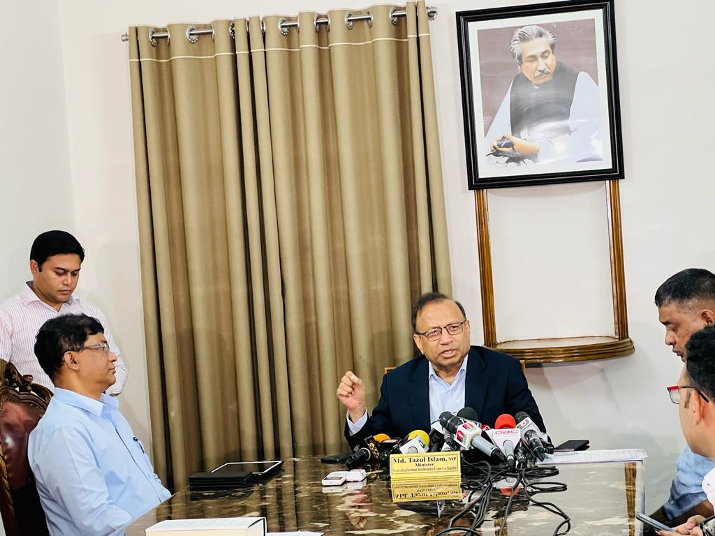 বন্যার পানি নামতে রাস্তা কাটার নির্দেশ স্থানীয় মন্ত্রীর
