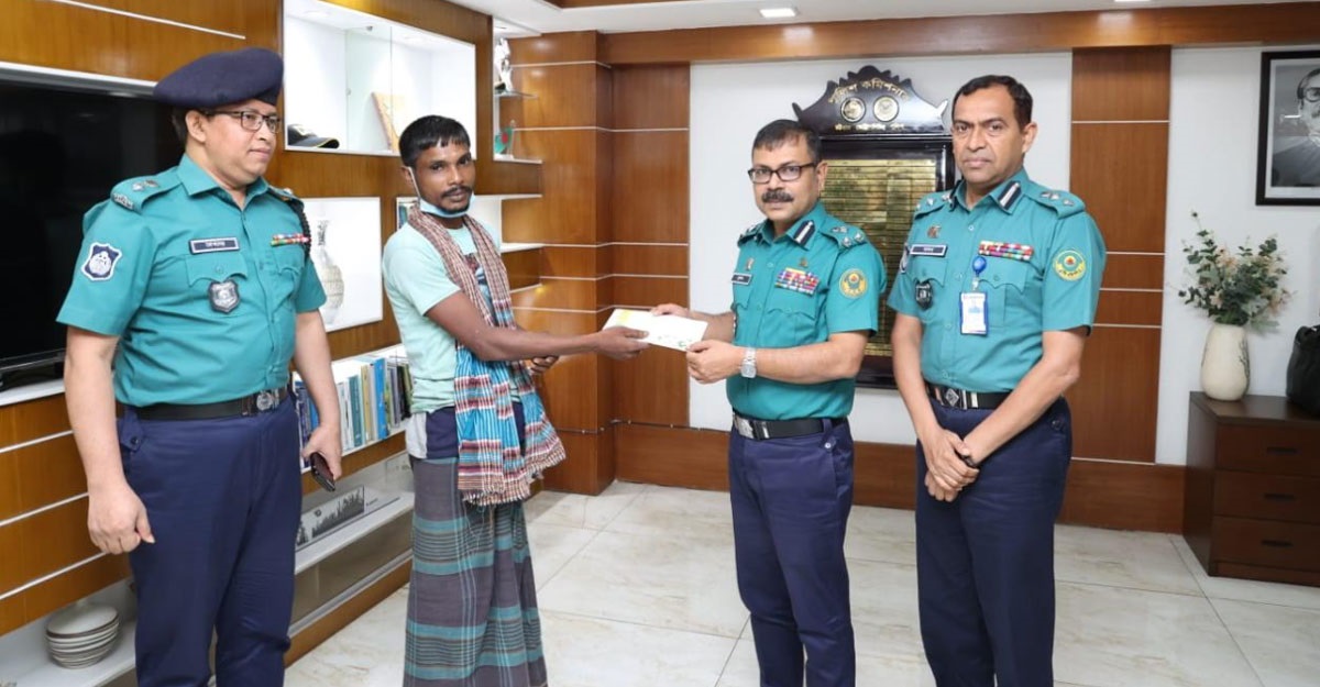 মানবিক হান্নানকে পুরস্কৃত করলেন সিএমপি কমিশনার