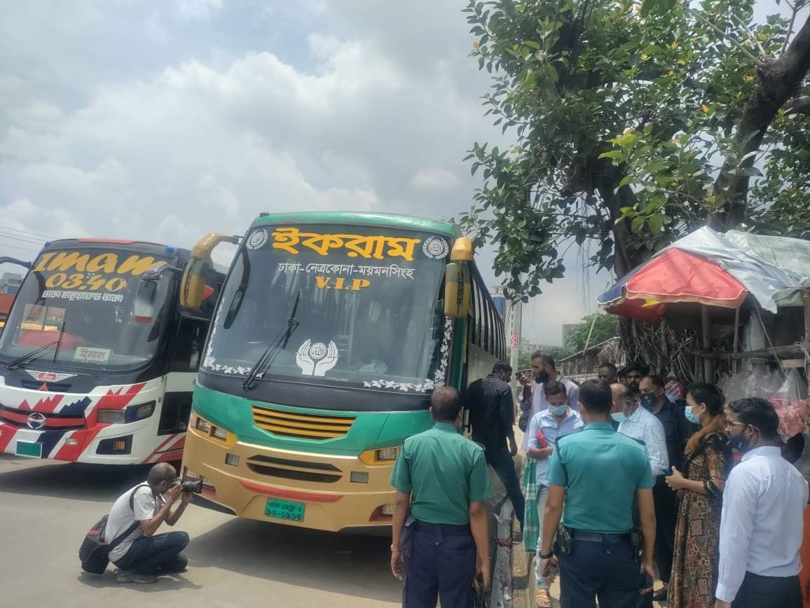 বাস টার্মিনালের সামনে অবৈধ পার্কিংয়ের বিরুদ্ধে অভিযান ডিএনসিসির