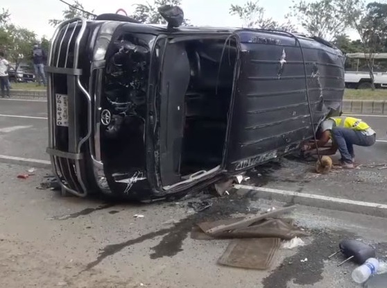 পদ্মা সেতুতে দুমড়ে-মুচড়ে যায় মাইক্রো : ছিটকে পড়ে যাত্রী নিহত