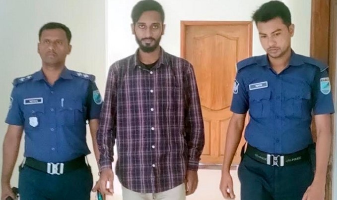 মোটরসাইকেল নিয়ে পদ্মা সেতু পার হওয়ার চেষ্টা : যুবক আটক