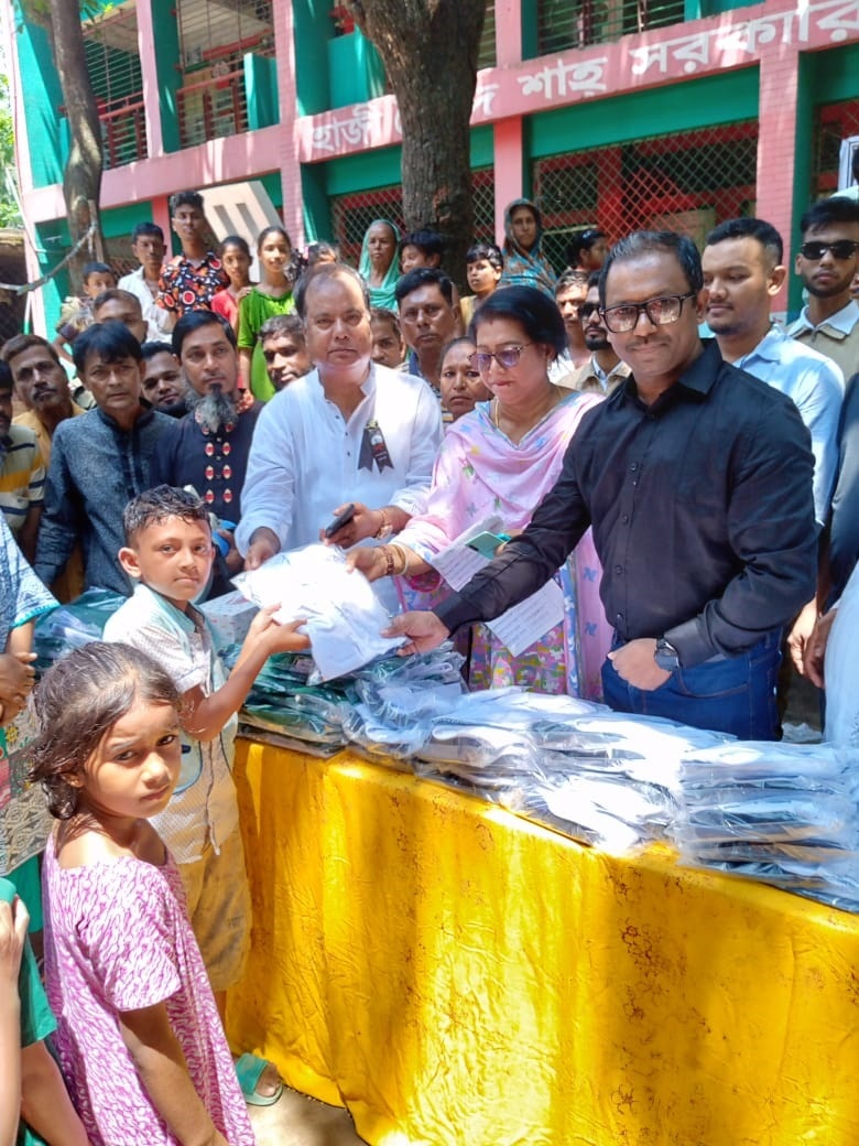 গাজীপুরে টিম গ্রুপের স্কুল ইউনিফর্ম ও খাবার বিতরণ