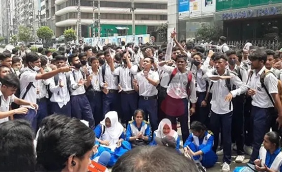 ‘হাফ পাস চাই’ এই দাবিতে শিক্ষার্থীদের সড়ক অবরোধ