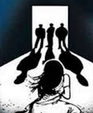 স্বামীকে রাস্তায় ফেলে চলন্ত বাসে স্ত্রীকে সংঘবদ্ধ ধর্ষণ!
