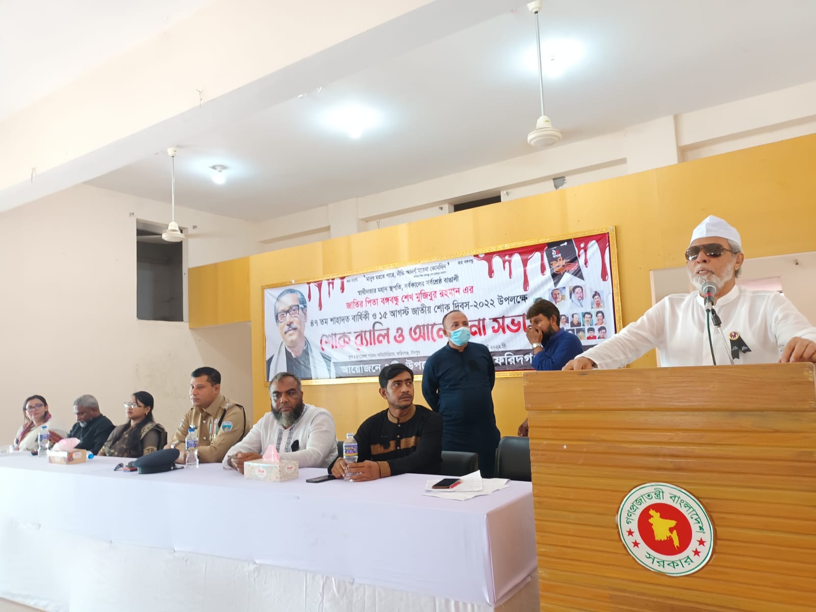 শোক দিবসে বঙ্গবন্ধুর প্রতিকৃতিতে মুহম্মদ শফিকুর রহমান এমপির শ্রদ্ধা