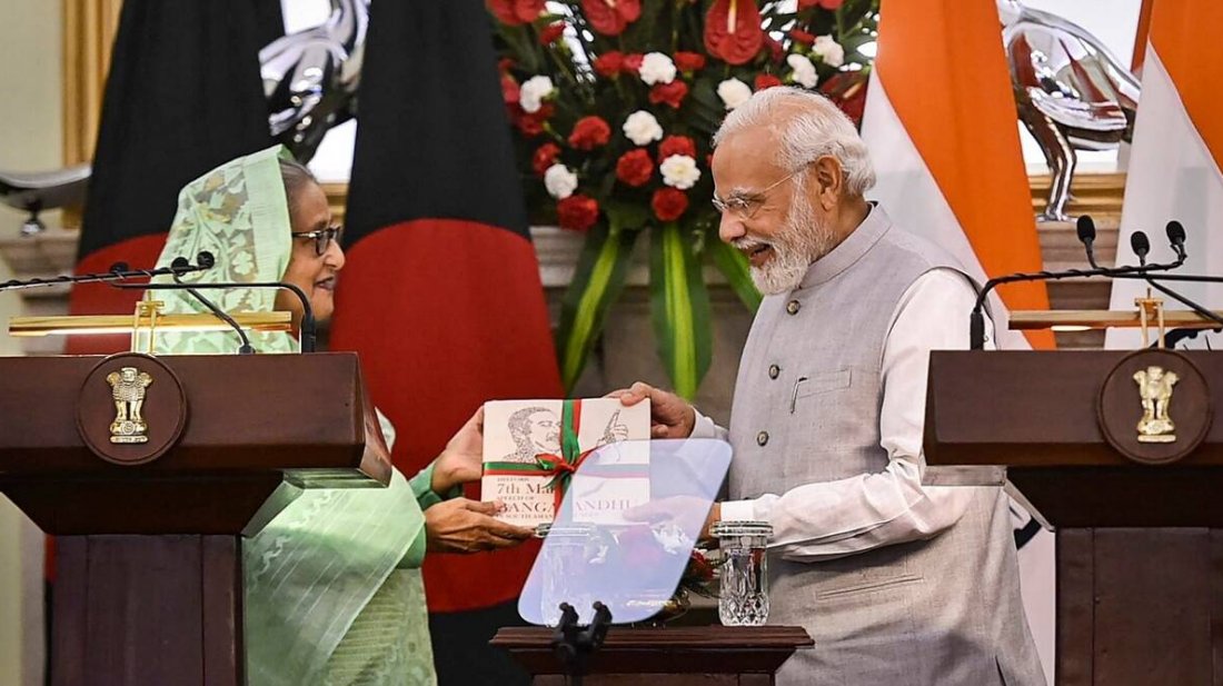 মোদিকে বঙ্গবন্ধুর ঐতিহাসিক ভাষণের অনুবাদ সম্বলিত একটি বই উপহার দিয়েছেন শেখ হাসিনা