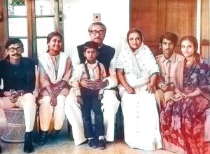 টুঙ্গিপাড়া সমাধিসৌধে মানুষের ঢল