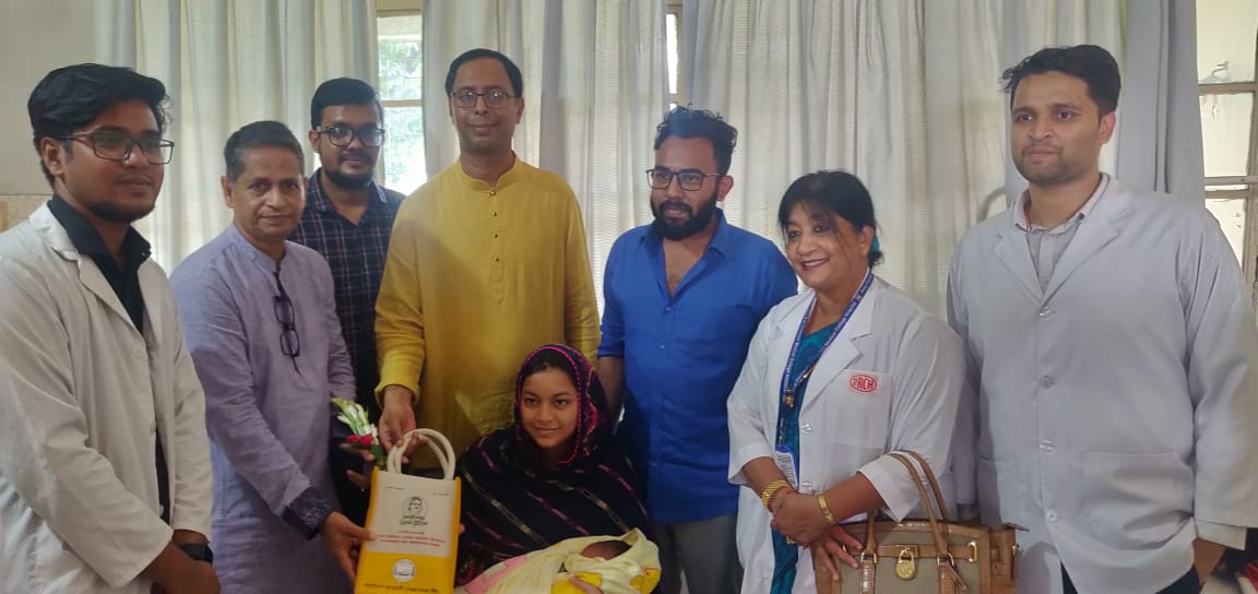 নবজাতকের মাঝে সেচ্ছাসেবক লীগের পক্ষ থেকে বঙ্গবন্ধু কন্যার শুভেচ্ছা স্মারক প্রদান