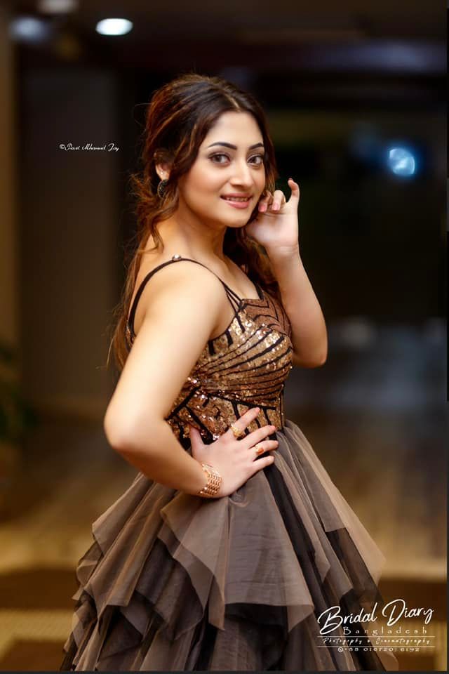 ব্যাংককের রাস্তায় দাঁড়িয়ে চুমু খাওয়া প্রসঙ্গে পূজা যা বললেন