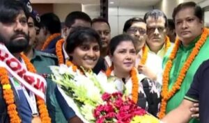 শিরোপা নিয়ে দেশে ফিরে বীরোচিত সংবর্ধনায় ভাসছেন বীর কন্যারা