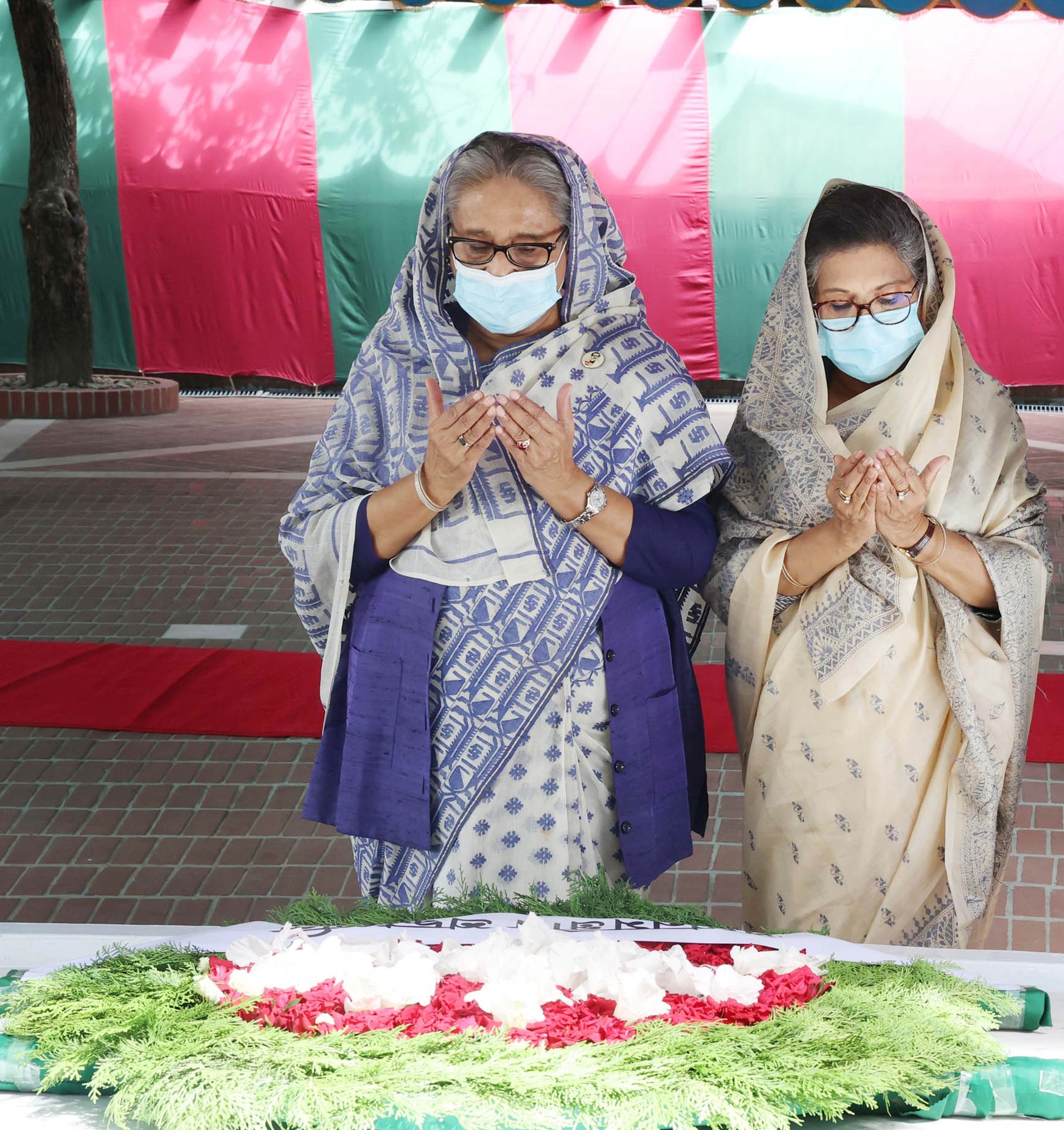 টুঙ্গিপাড়ায় বঙ্গবন্ধুর সমাধিতে ফুল দিয়ে শ্রদ্ধা জানালেন প্রধানমন্ত্রী