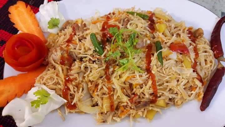 বৃষ্টির দিনে গরম গরম চাওমিন
