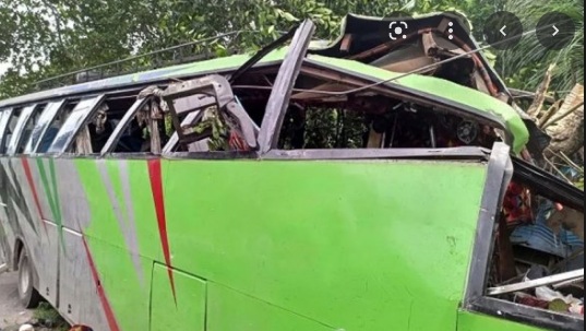 গোপালগঞ্জে গাছের সঙ্গে বাসের ধাক্কায় প্রাণ গেল পুলিশসহ ৪ জনের