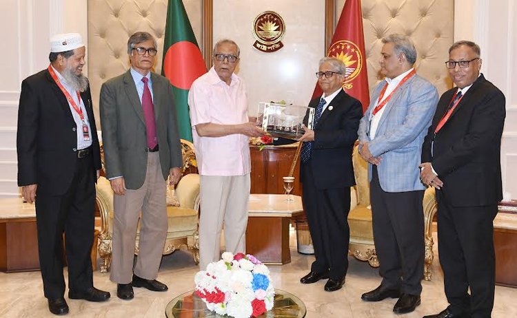 রাষ্ট্রপতি মো: আবদুল হামিদ বিশ্ববিদ্যালয়গুলোতে সকল কার্যক্রমে স্বচ্ছতা ও জবাবদিহিতা নিশ্চিত করার নির্দেশ দিয়েছেন। ঢাকা বিশ্ববিদ্যালয়ের উপাচার্য ড. মো. আখতারুজ্জামানের নেতৃত্বে বিশ্ববিদ্যালয়ের একটি প্রতিনিধিদল আজ বঙ্গভবনে রাষ্ট্রপতি সাথে সাক্ষাৎ করতে এলে তিনি এই নির্দেশনা দেন। রাষ্ট্রপ্রধান বলেন, "যুগোপযোগী উচ্চশিক্ষা এখন সময়ের দাবি। শিক্ষাক্ষেত্রে পরিবর্তনশীল বিশ্বপরিস্থিতির সংযোগ ঘটাতে হবে।" তিনি বিশ্ববিদ্যালয়সমূহের গবেষণা কার্যক্রমের পরিধি বাড়ানোর উপর জোর দেন। রাষ্ট্রপতির প্রেস সচিব মো জয়নাল আবেদীন বাসসকে এ কথা জানান। সাক্ষাৎকালে ঢাকা বিশ্ববিদ্যালয়ের উপাচার্য বিশ্ববিদ্যালয়ের সার্বিক কার্যক্রম, অবকাঠামো, শিক্ষা উন্নয়ন ও বিশ্ববিদ্যালয়ের শতবর্ষ পূর্তি উপলক্ষে বাস্তবায়িত সার্বিক কার্যক্রম সম্পর্কে রাষ্ট্রপতিকে অবহিত করেন। উপাচার্য বলেন, শুধুমাত্র বিশ্ববিদ্যালয় শিক্ষক ও সিন্ডিকেট মেম্বাররাই শিক্ষা কার্যক্রম তৈরি করেননা, দেশের শিল্প, বাণিজ্য ও বিনিয়োগের চাহিদা বিবেচনায় নিয়ে শিক্ষা কার্যক্রম তৈরি করা হয়। তিনি রাষ্ট্রপতিকে জানান, "স্টুডেন্ট প্রমোশন ও সাপোর্ট সার্ভিস" নামে একটি বিভাগ খোলা হয়েছে যেখানে শিক্ষার্থীদেরকে পেশা ভিত্তিক বিভিন্ন প্রশিক্ষণ ও পরামর্শ দেয়া হয়। এসময উপাচার্যের সাথে প্রতিনিধিদলে ছিলেন বিশ্ববিদ্যালয়ের প্রো-উপাচার্য (প্রশাসন) অধ্যাপক ড. মুহাম্মদ সামাদ, প্রো-উপাচার্য (শিক্ষা) অধ্যাপক ড. এএসএম মাকসুদ কামাল, কোষাধ্যক্ষ অধ্যাপক মমতাজ উদ্দিন আহমেদ এবং রেজিস্ট্রার প্রবীর কুমার। প্রতিনিধিদল এ সময় রাষ্ট্রপতি ও বিশ্ববিদ্যালয়ের আচার্য আবদুল হামিদের কাছে শতবর্ষের স্মারক ও প্রকাশনা হস্তান্তর করেন। রাষ্ট্রপতির কার্যালয়ের সচিব সম্পদ বড়–য়া, সামরিক সচিব মেজর জেনারেল এসএম সালাহউদ্দিন ইসলাম, প্রেস সচিব মো: জয়নাল আবেদীন, সচিব (সংযুক্ত) মো: ওয়াহিদুল ইসলাম খান এ সময় উপস্থিত ছিলেন।