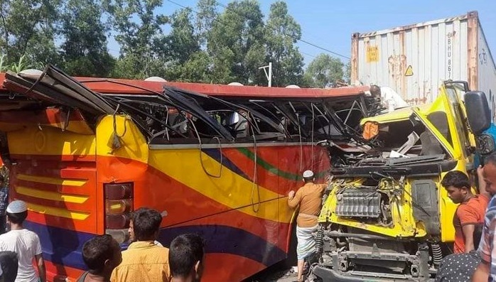 কাভার্ডভ্যান-বাসের সংঘর্ষে নিহত ৪