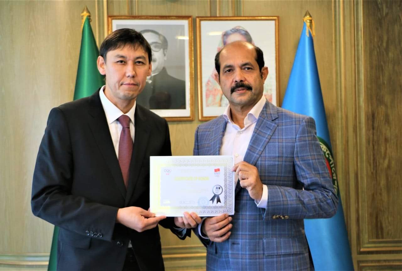 খেলাধুলার উন্নয়নে অবদান রাখায় ডিএনসিসি মেয়র আতিককে সম্মাননা সনদ দিলেন কিরগিজিস্তান