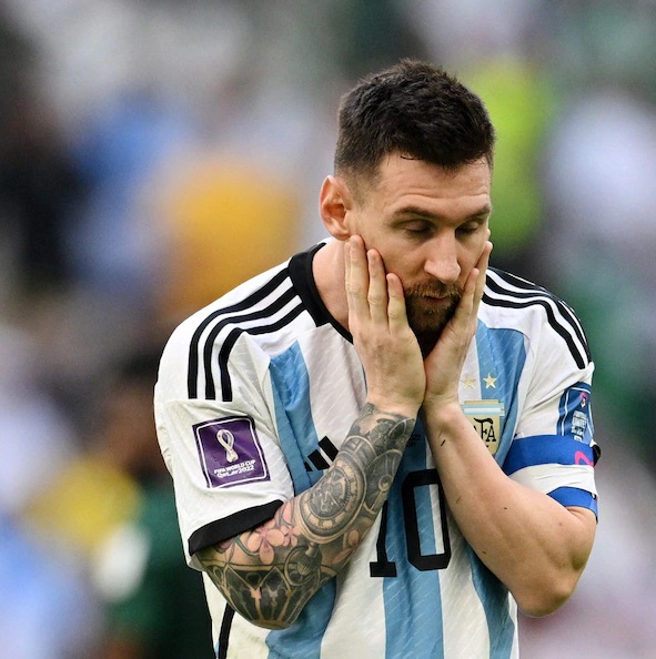 বিশ্বকাপে প্রথম অঘটনের শিকার মেসির আর্জেন্টিনা