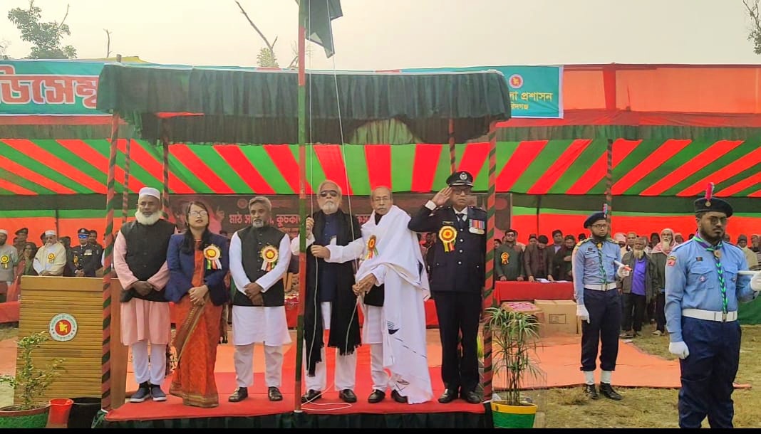 ফরিদগঞ্জে বিজয় দিবসে পতাকা উত্তোলন ও মার্চপাস্ট পরিদর্শন করেন মুহম্মদ শফিকুর রহমান এমপি