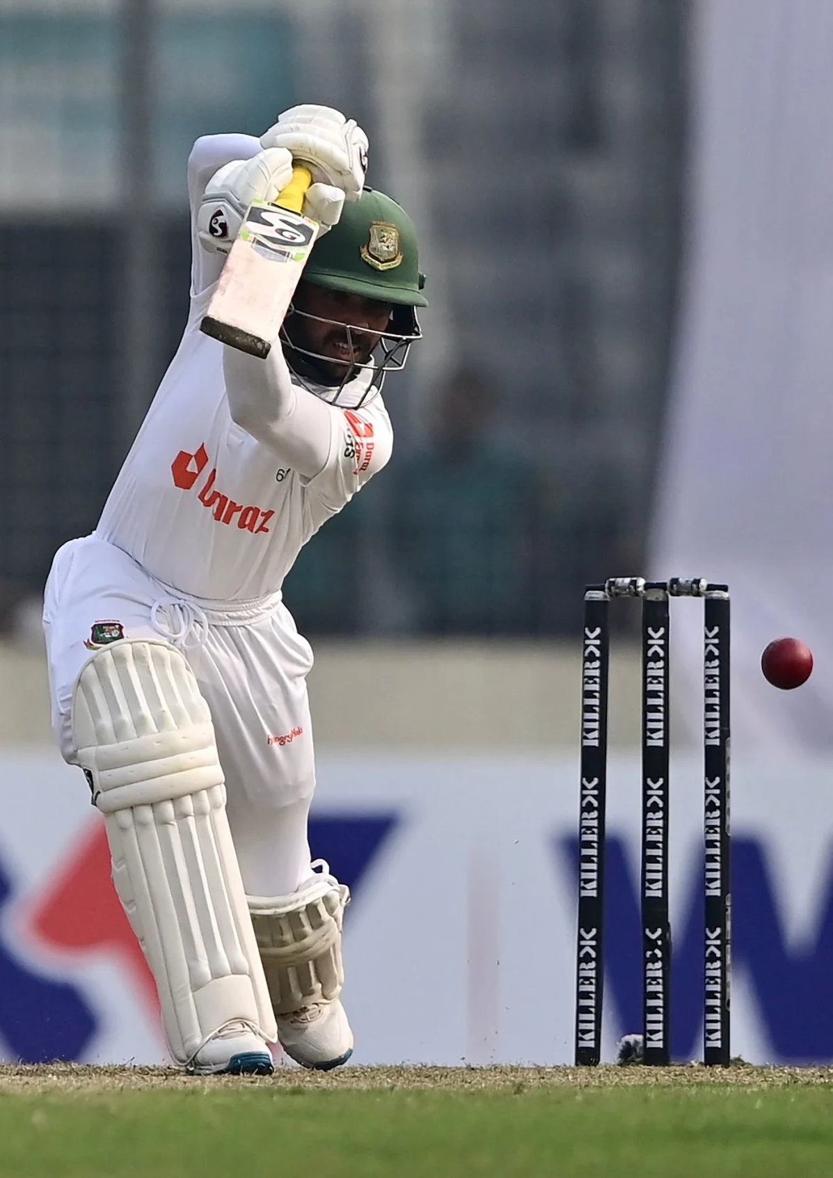 প্রথমদিনেই অলআউট বাংলাদেশ