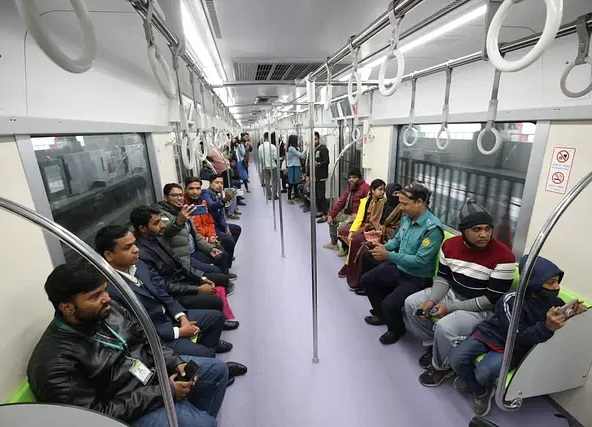 সাধারণ যাত্রী নিয়ে মেট্টোরেলের যাত্রা শুরু, শুরুতে সমস্যা