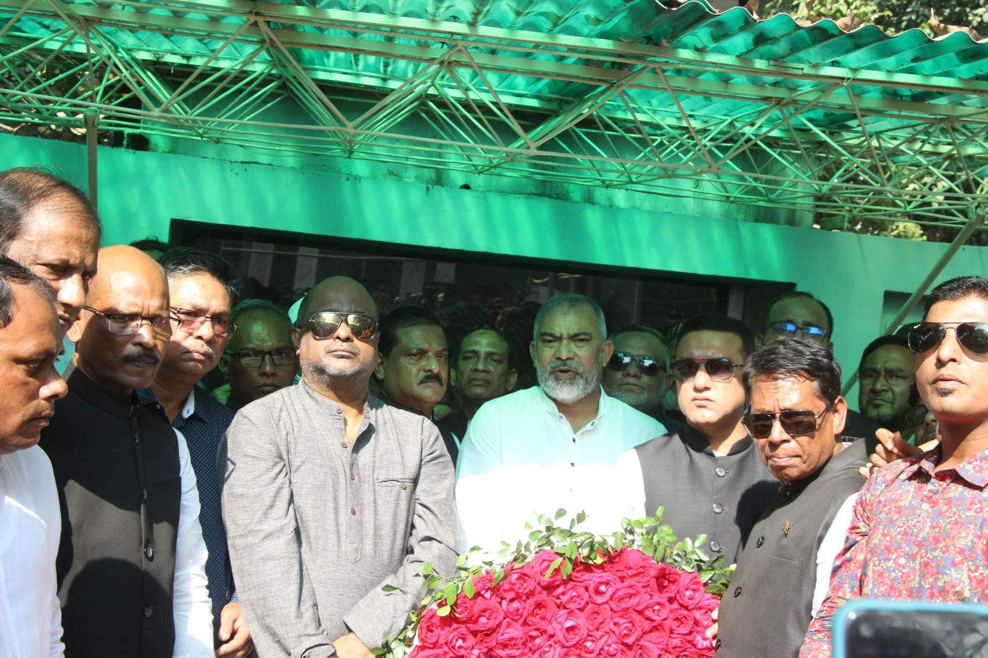 বঙ্গবন্ধুর প্রতিকৃতিতে পুষ্পস্তবক অর্পণ করেন নবগঠিত ময়মনসিংহ জেলা এবং মহানগর আওয়ামী লীগ
