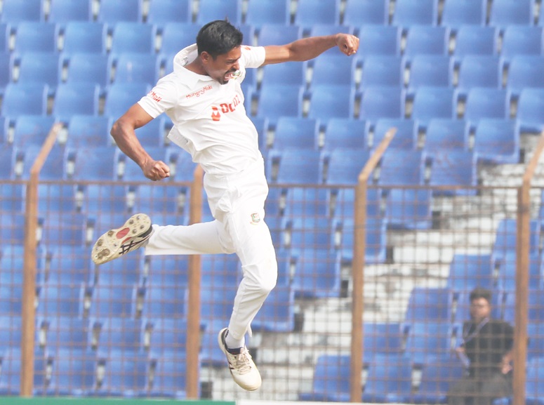 ক্যাচ মিসের মহড়ার পরও ভারতকে চেপে ধরেছে বাংলাদেশ