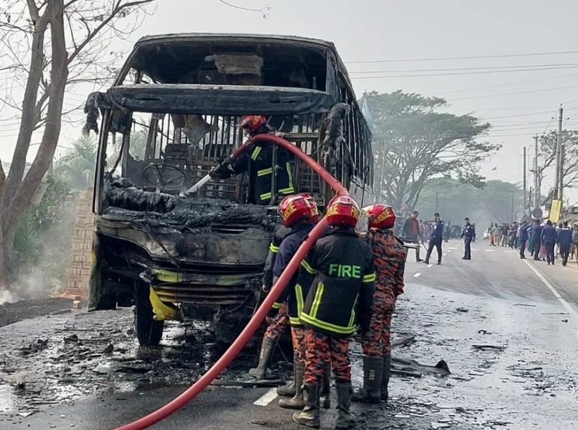 তিন আরোহীকে পিষে মারল : মোটরসাইকেল হিঁচড়ে ১০০ মিটার দূরে নিল বাস