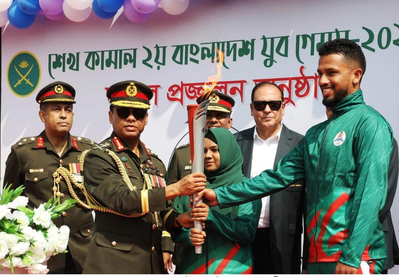শেখ কামাল যুব গেমসের মশাল প্রজ্বলন করলেন সেনাবাহিনী প্রধান