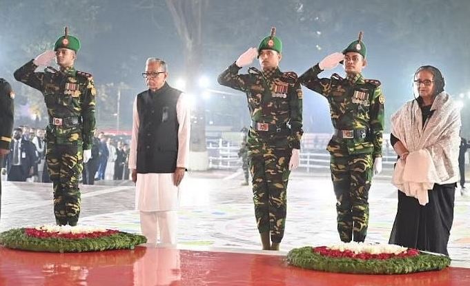 ভাষাশহীদদের প্রতি রাষ্ট্রপতি ও প্রধানমন্ত্রীর শ্রদ্ধা নিবেদন