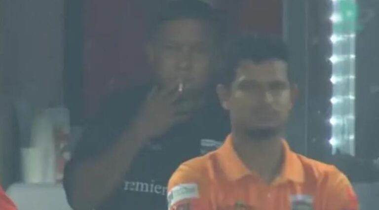 ড্রেসিংরুমে ধুমপান করে শাস্তি পেলেন সুজন