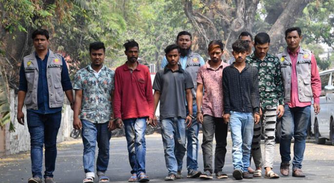 চালক-হেলপার সেজে বাসে যাত্রী উঠিয়ে ডাকাতি, গ্রেফতার ৬