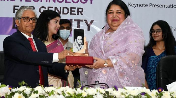 অদম্য প্রতিভা নিয়ে নারীরা এগিয়ে চলেছে - স্পিকার