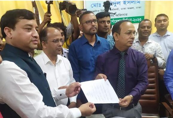 মনোনয়নপত্র জমা দিলেন বিদ্রোহী প্রার্থী জাহাঙ্গীর ও মা জায়েদা