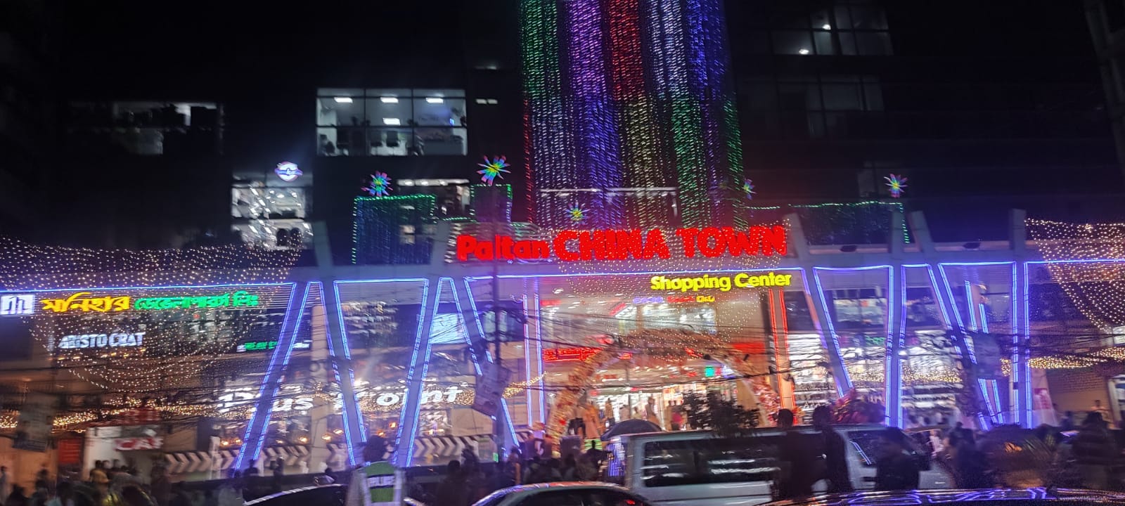 আলো ঝলমলে শপিংমল, রাতভর চলছে কেনাকাটা