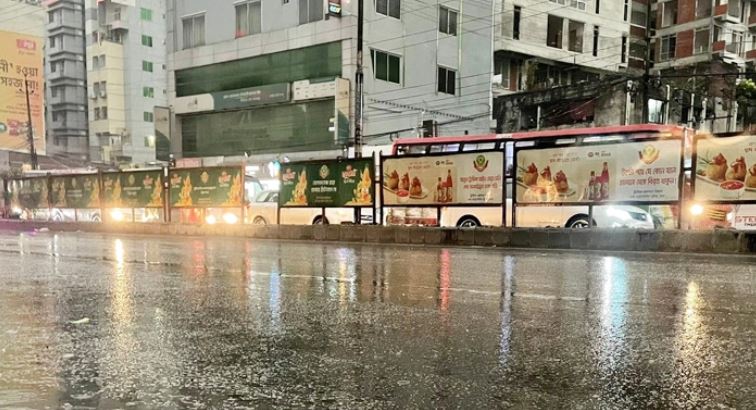রাজধানীতে কালবৈশাখী ঝড়ের পর শুরু বৃষ্টি