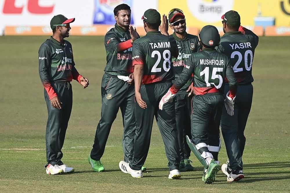 দুই গ্রুপে ইংল্যান্ডের পথে বাংলাদেশ ক্রিকেটাররা