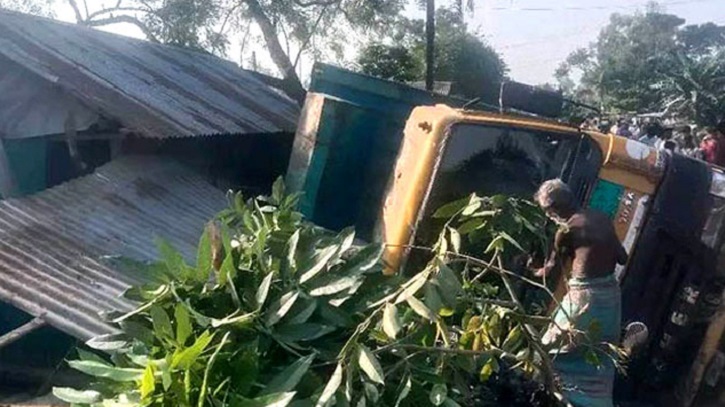 টাঙ্গাইল-জামালপুর আঞ্চলিক মহাসড়কের এই দূর্ঘটনা ঘটে