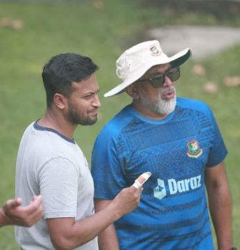 আঙুলে ব্যান্ডেজ নিয়ে মিরপুরে হঠাৎ অনুশীলনে হাজির সাকিব