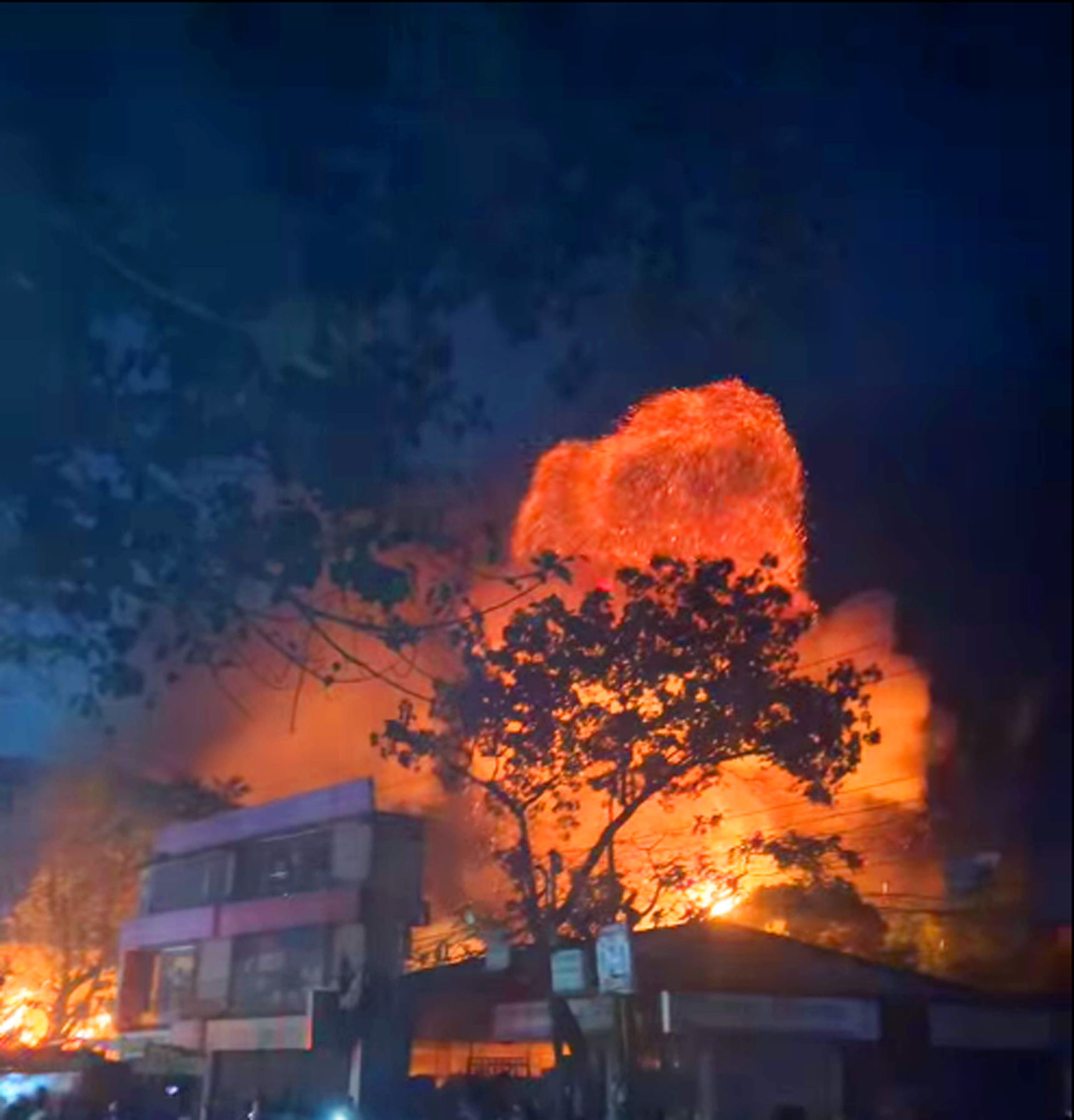 খিলগাঁও তালতলা মার্কেটের পাশে ভয়াবহ আগুন