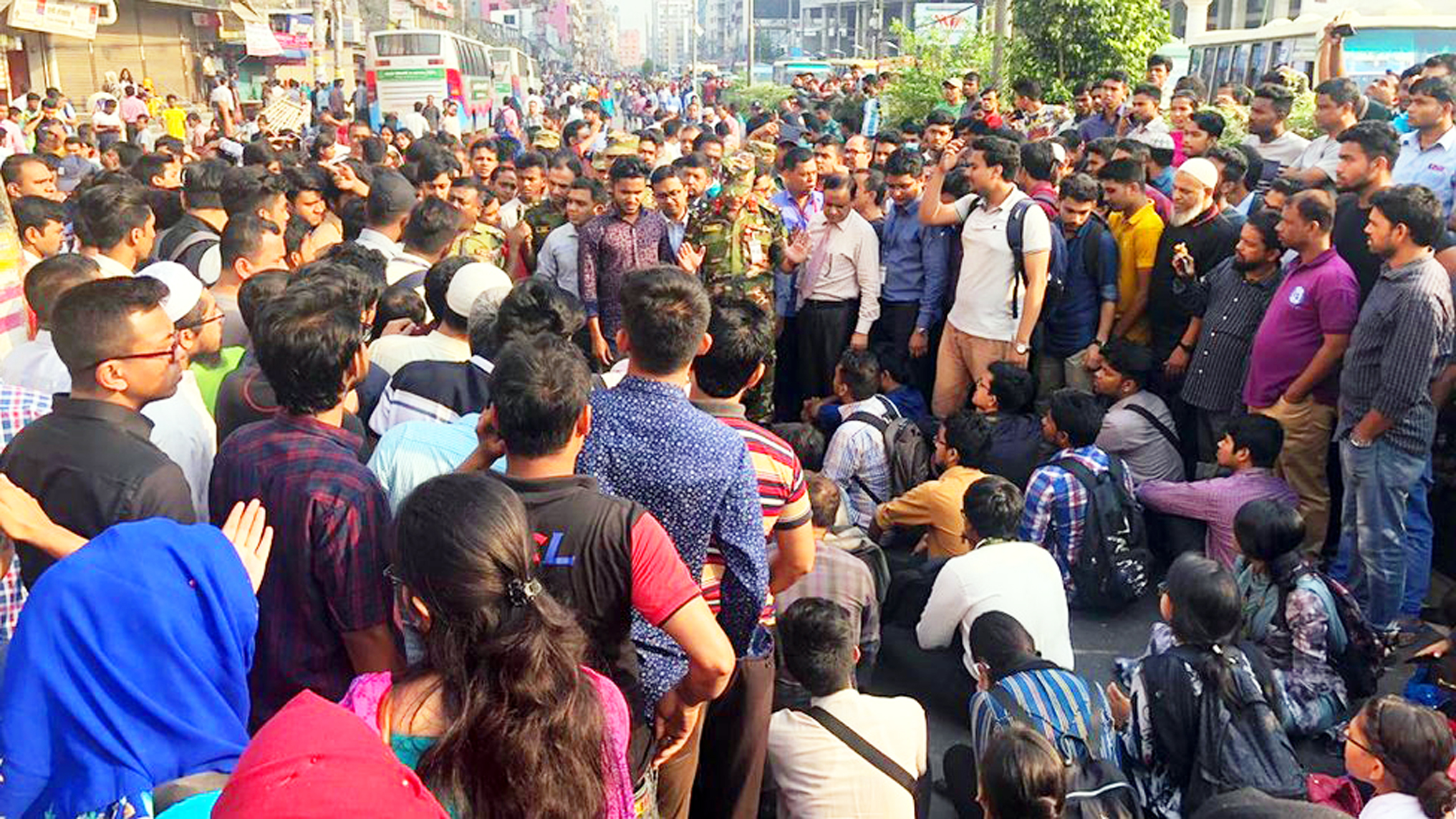 বনানীতে সড়ক দুর্ঘটনায় নারী নিহত, সহকর্মীদের অবরোধে তীব্র যানজট